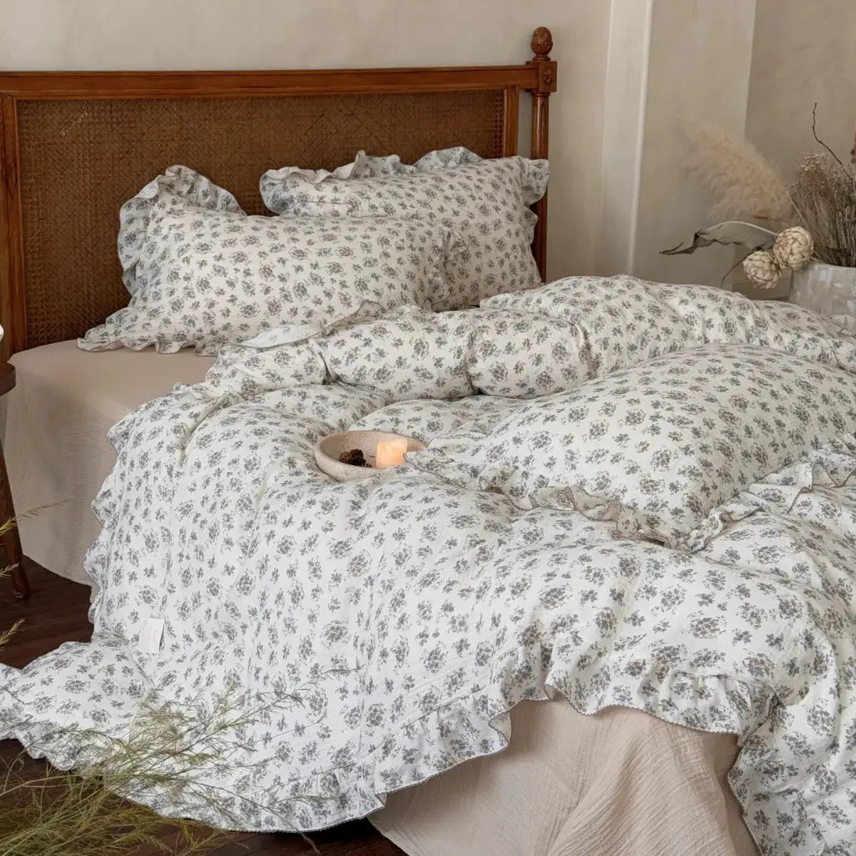 Simples Market INS Princess Ruffle Edge Gauze 100% Cotton bedding set, 3-piece, white with gray floral pattern