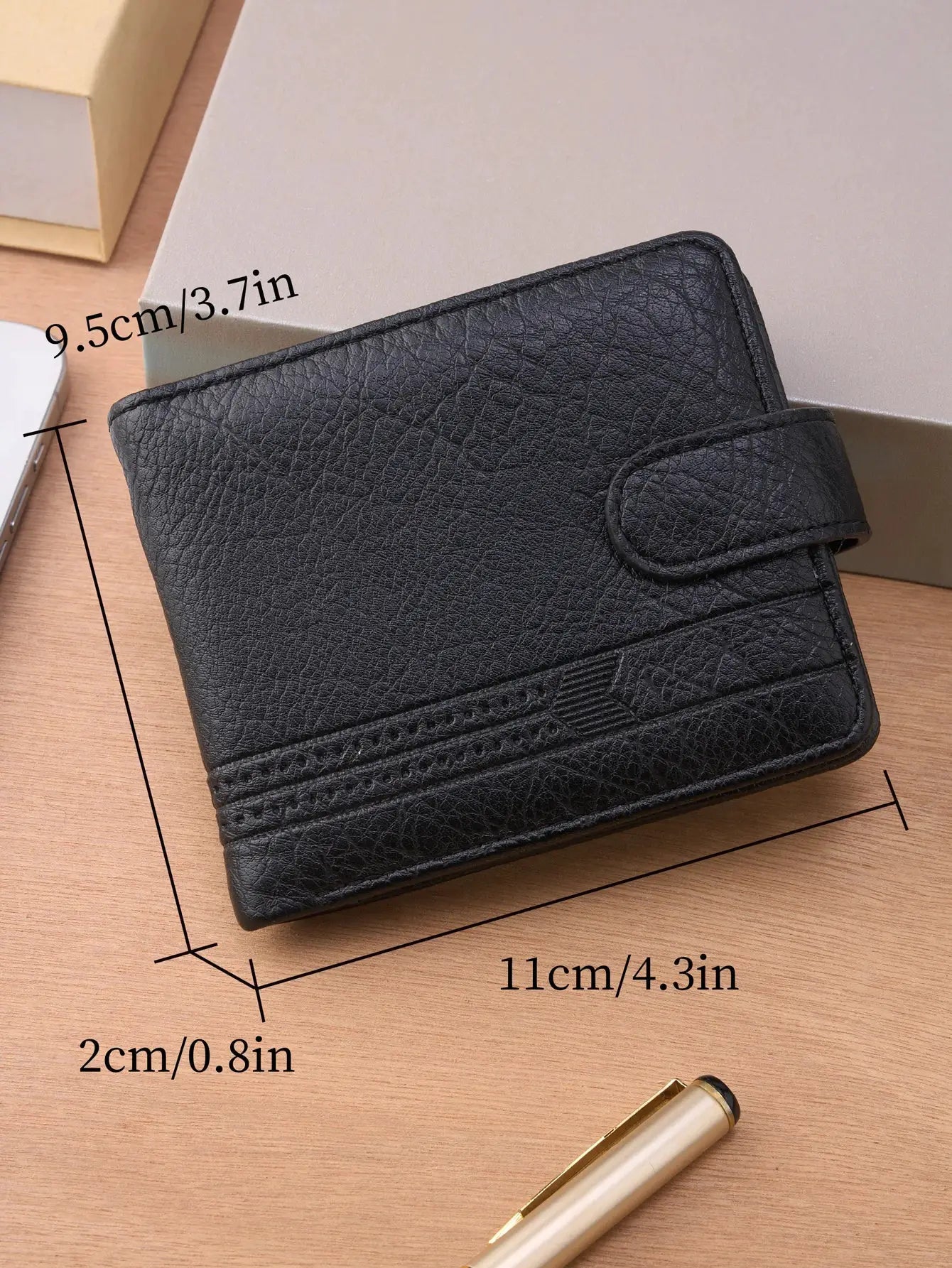 Simples Market black leather men's wallet with strap closure, textured grain, compact card holder, 11x9.5x2 cm.