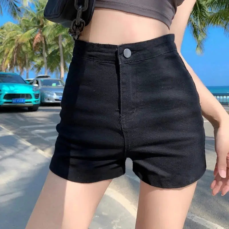 Women's black high-waisted shorts from Simples Market with button closure for casual summer wear