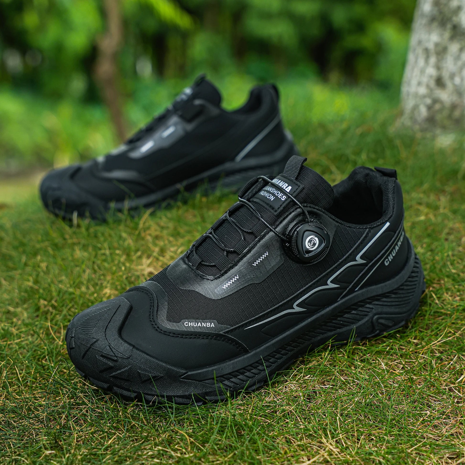 Men's CHUANBA black low-top lace-up sneakers, lightweight breathable walking shoes.