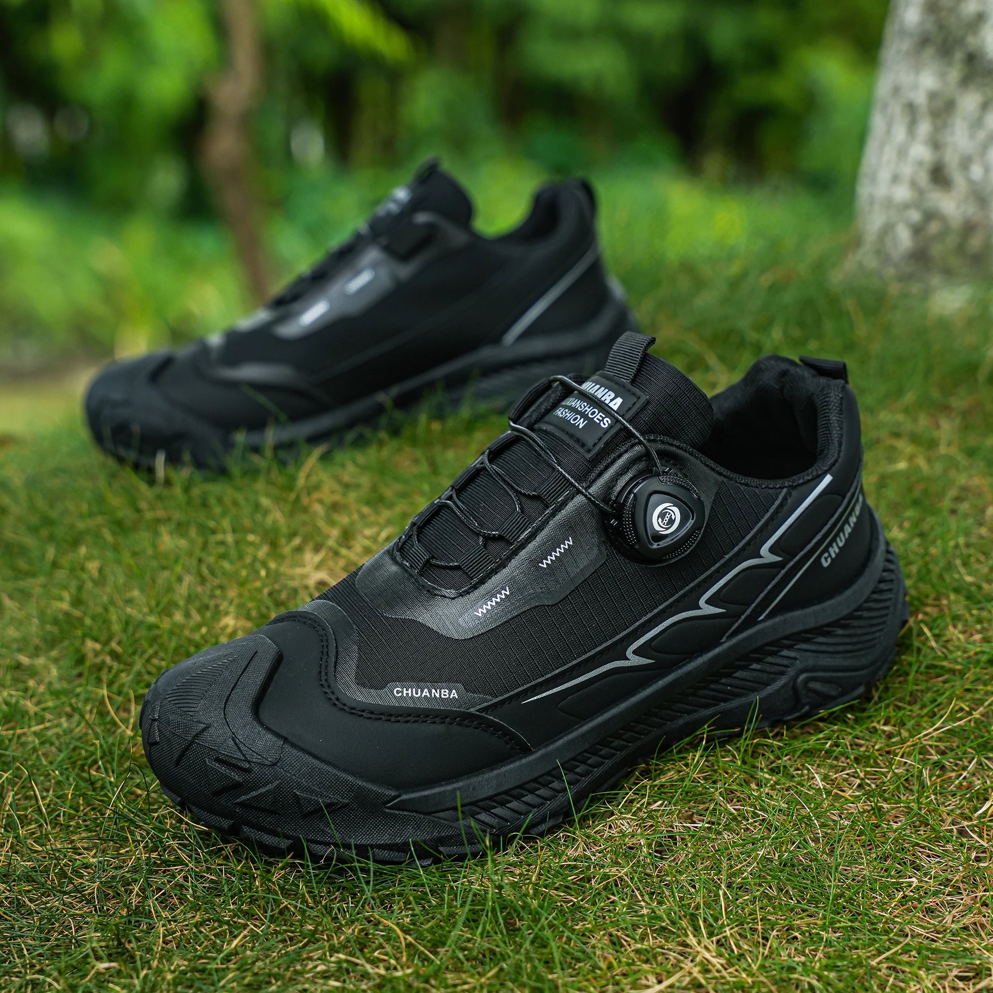 Men's CHUANBA black low-top lace-up sneakers, lightweight breathable walking shoes.