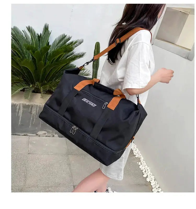 Simples Market black travel gym bag with brown handles and crossbody strap