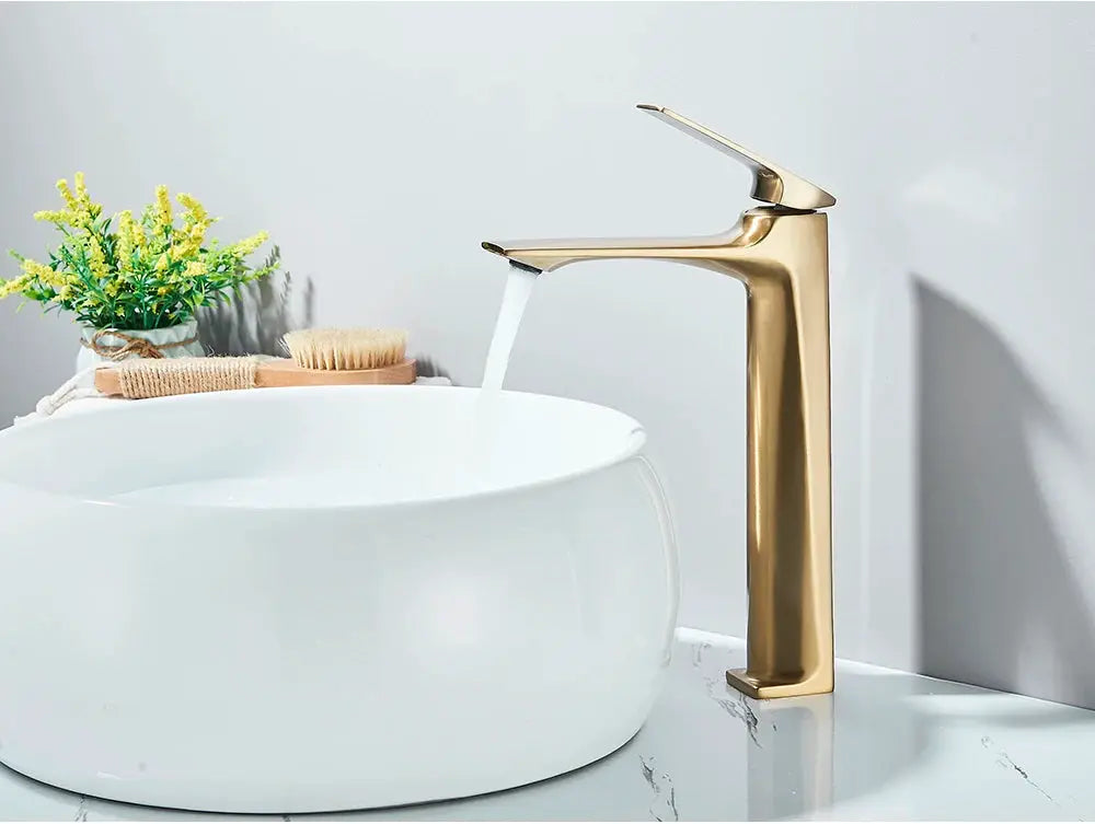 Bathroom faucet by Simples Market, brushed gold finish, deck-mounted, single-lever control over a white basin sink