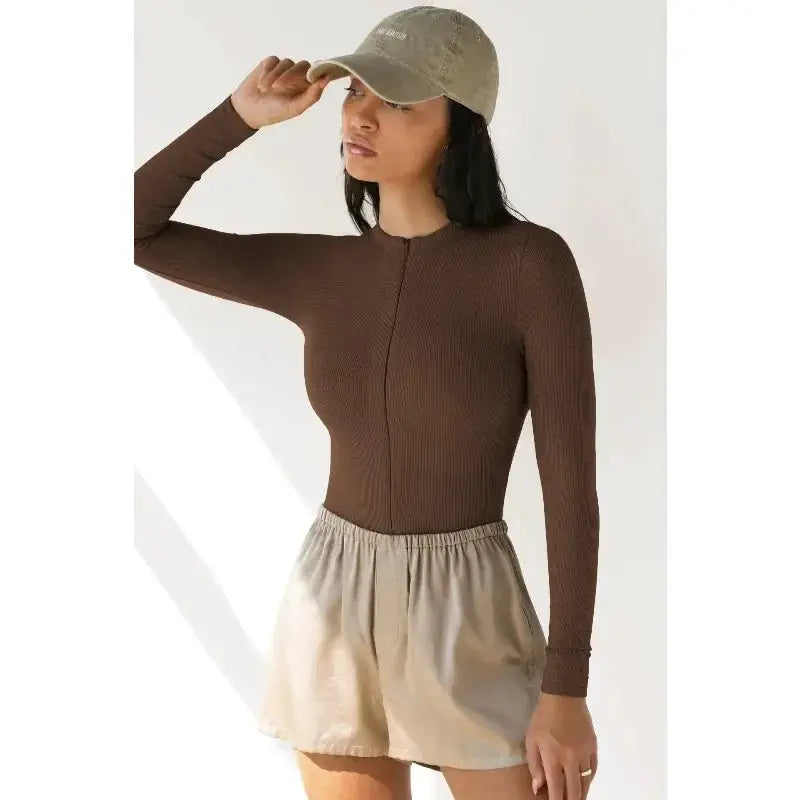 Simples Market two-piece outfit: brown ribbed knit top with front zipper and beige satin shorts