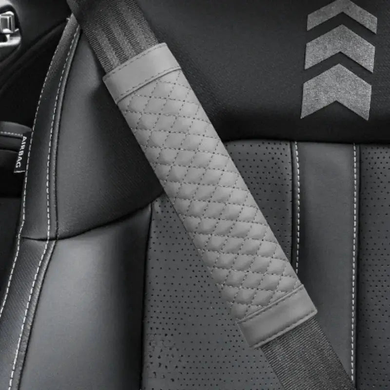 Car seat belt shoulder cover by Simples Market in gray quilted leather, non-slip and wear-resistant