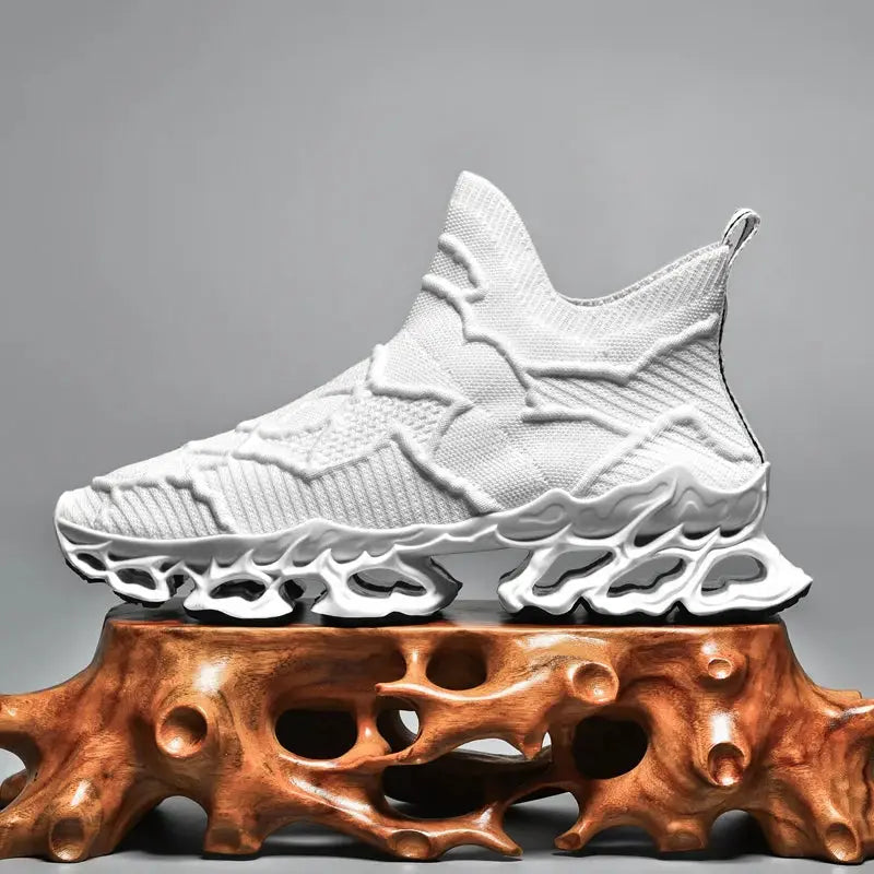 Simples Market white men's sneakers with knit upper and sculpted foam sole.