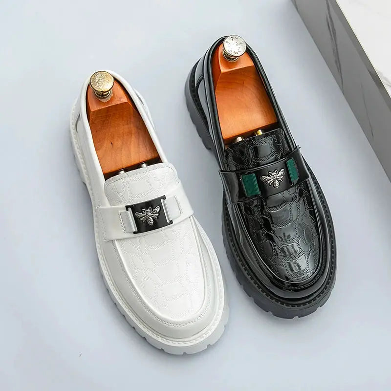 Simples Market bee-design leather loafers, white and black, two loafers with thick soles.