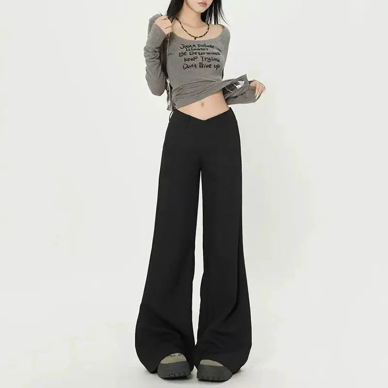 Gidyq fashion women's cropped gray bandage top with long sleeves and text print, Simples Market, paired with black wide-leg pants