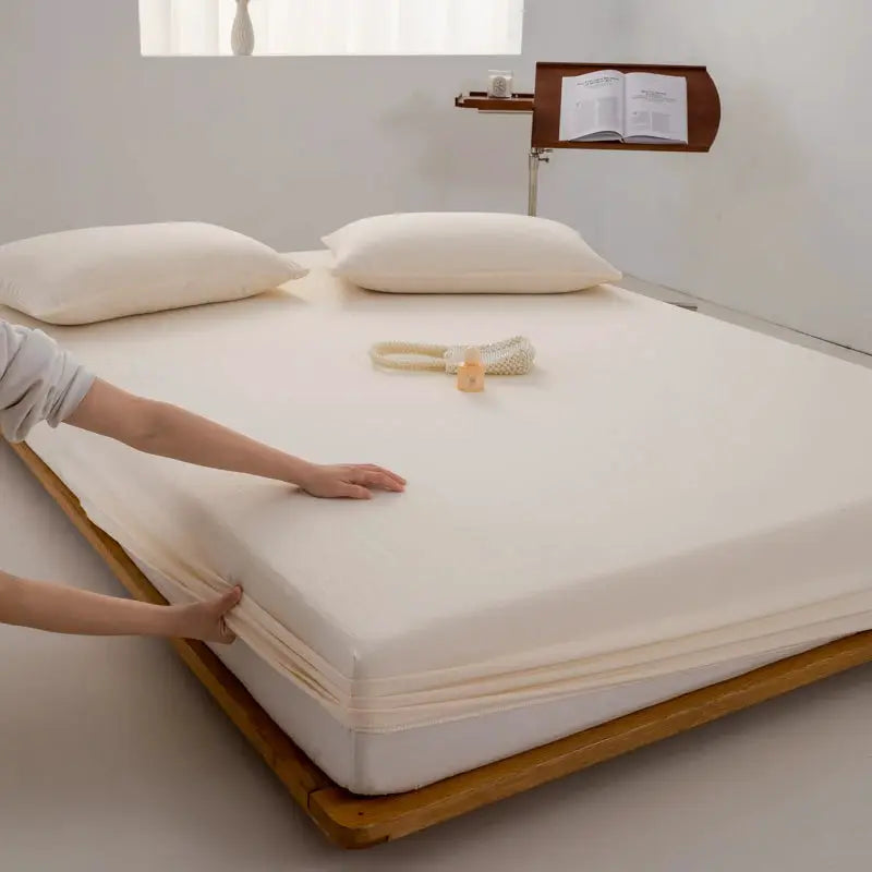 Soft cotton fitted sheet by Simples Market for single to king size mattresses with elastic edges, white.