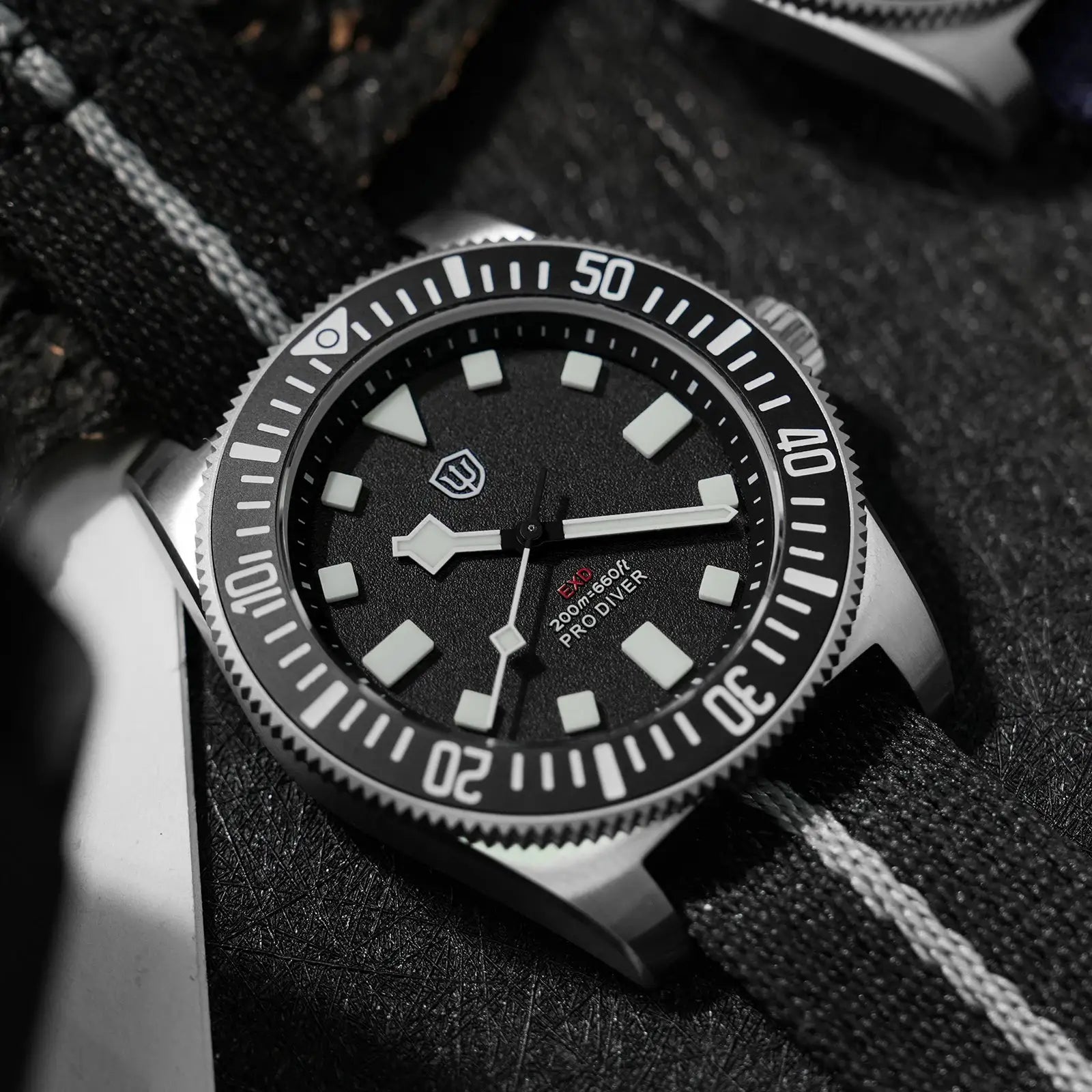 Watchdives EXD 40mm titanium dive watch from Simples Market with black dial, luminous markers, 200m water resistance