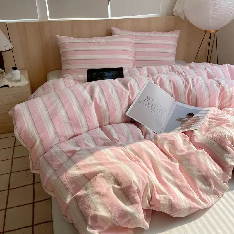 100% cotton bedding set from Simples Market with pink striped duvet cover and pillowcases