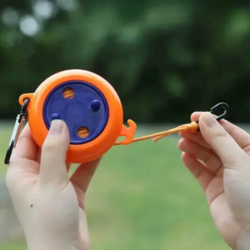 Simples Market retractable orange clothesline with blue dial and orange cord for outdoor drying