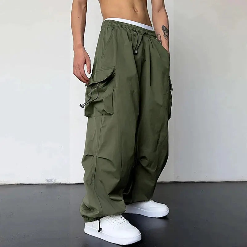 Men's olive green cargo pants by Simples Market with drawstring waist, large cargo pockets, wide-leg fit