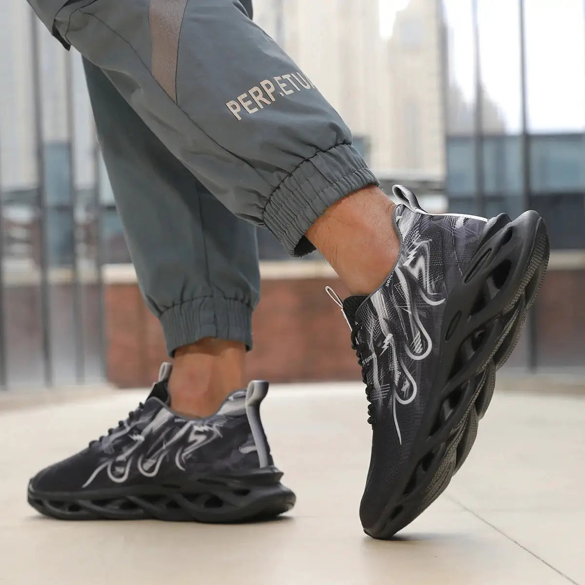 Unisex running shoes with gray and black mesh upper, lightweight breathable lace-up sneakers and a sculpted hollow sole
