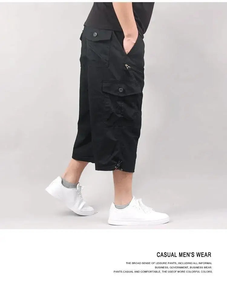 Men's black cargo shorts with elastic waist and multiple pockets, Simples Market.