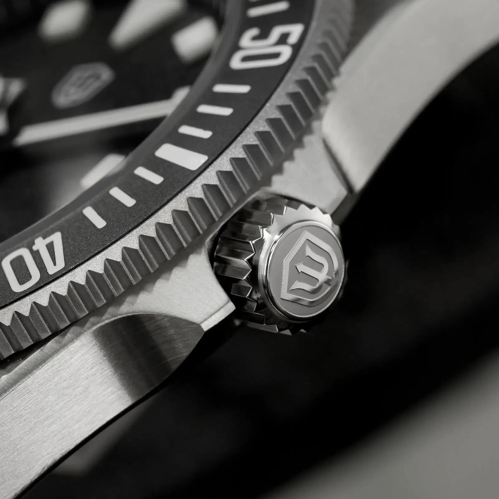 Watchdives EXD 40mm titanium dive watch close-up of knurled crown and bezel