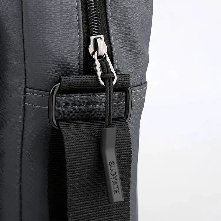 Simples Market men's crossbody bag with adjustable strap, black nylon exterior for daily commuting.
