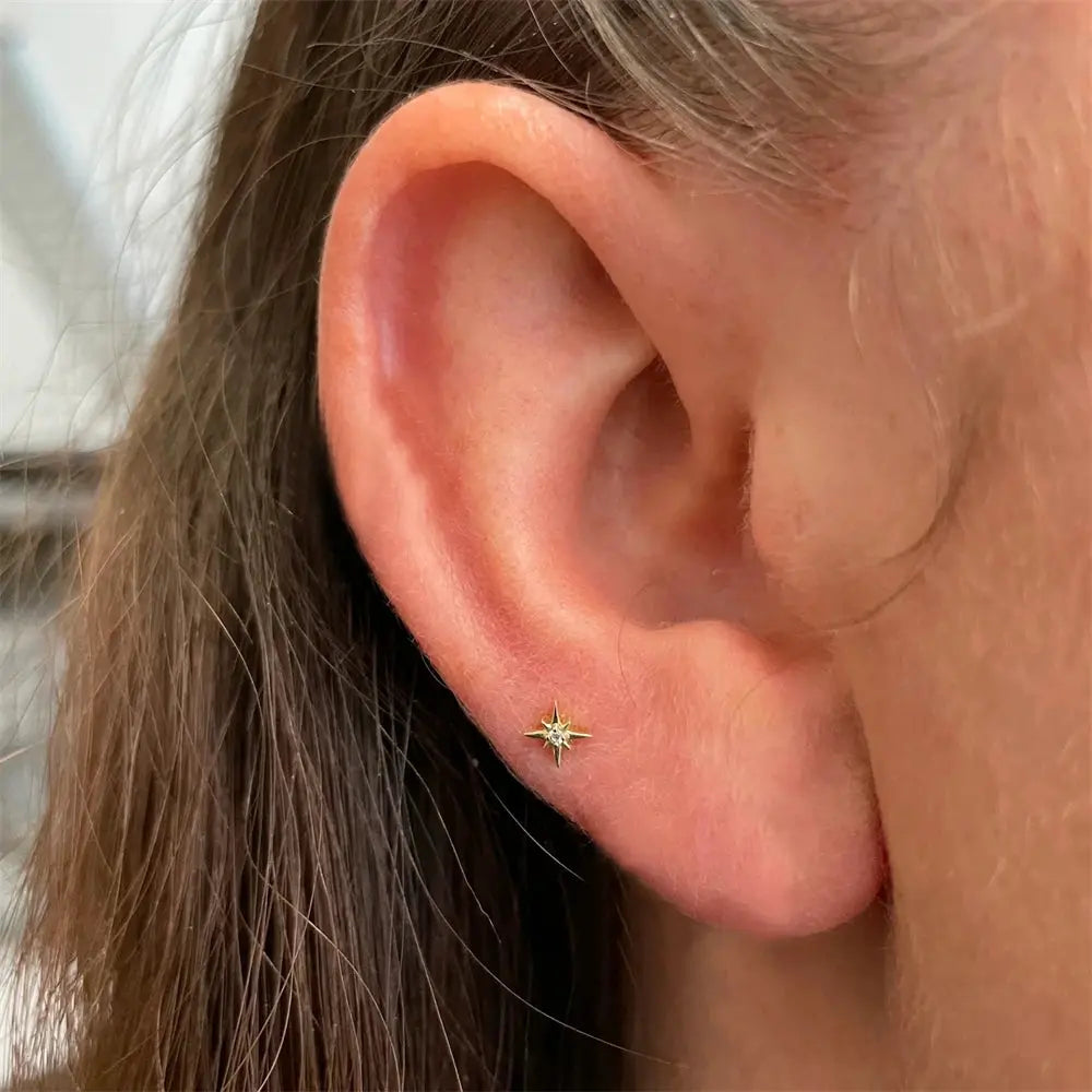 AIDE star-shaped zircon ear stud in 925 sterling silver by Simples Market