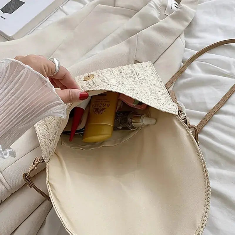 Handmade straw beach shoulder crossbody bag in beige, woven envelope clutch by Simples Market