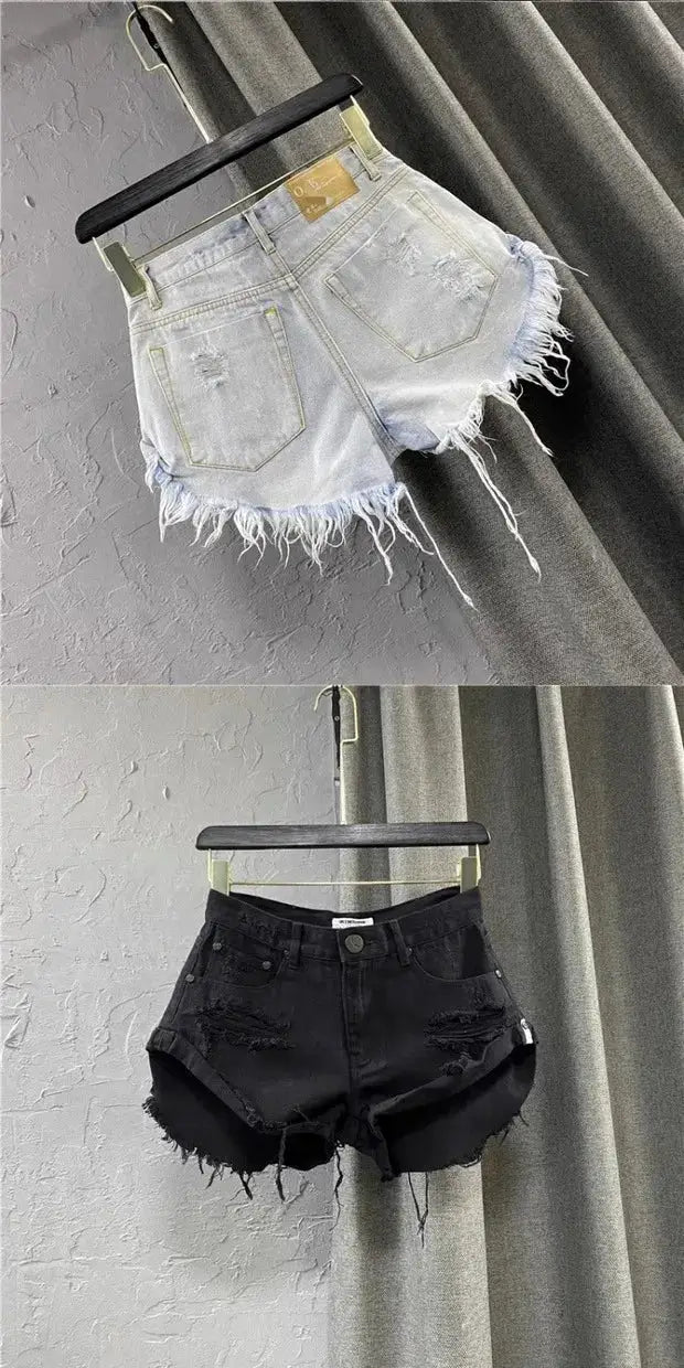 Women’s denim shorts set by Simples Market: two pairs, light-washed frayed shorts with zip; black distressed shorts.