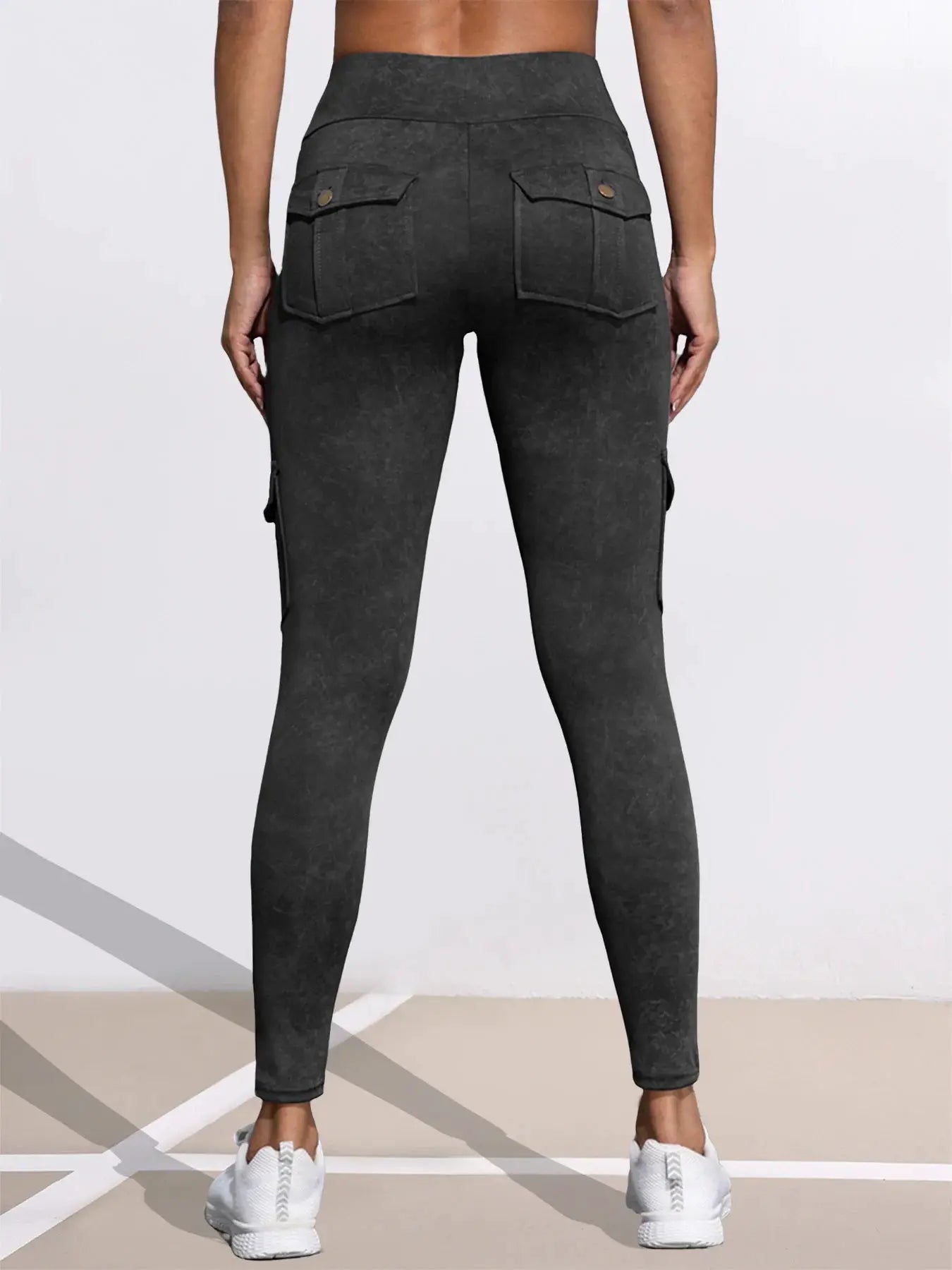 Simples Market women's washed-print cargo-pocket leggings in black charcoal; stretchy athletic tights.