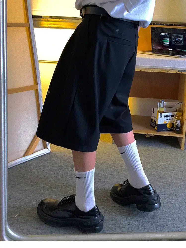 Men's black high-waist loose shorts with back pocket, knee-length casual summer pants