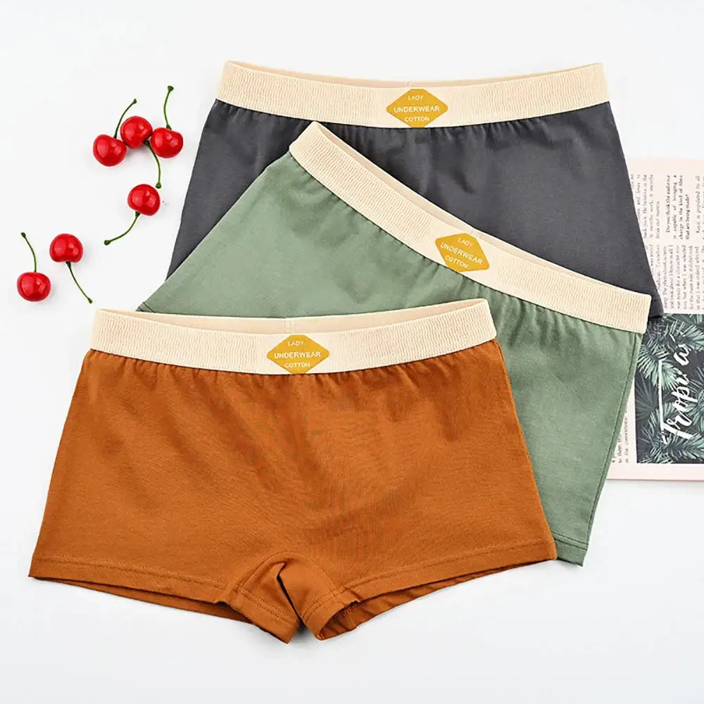 Three-pack women's cotton boxer briefs in black, green and orange with beige waistbands; mid-rise, Simples Market.