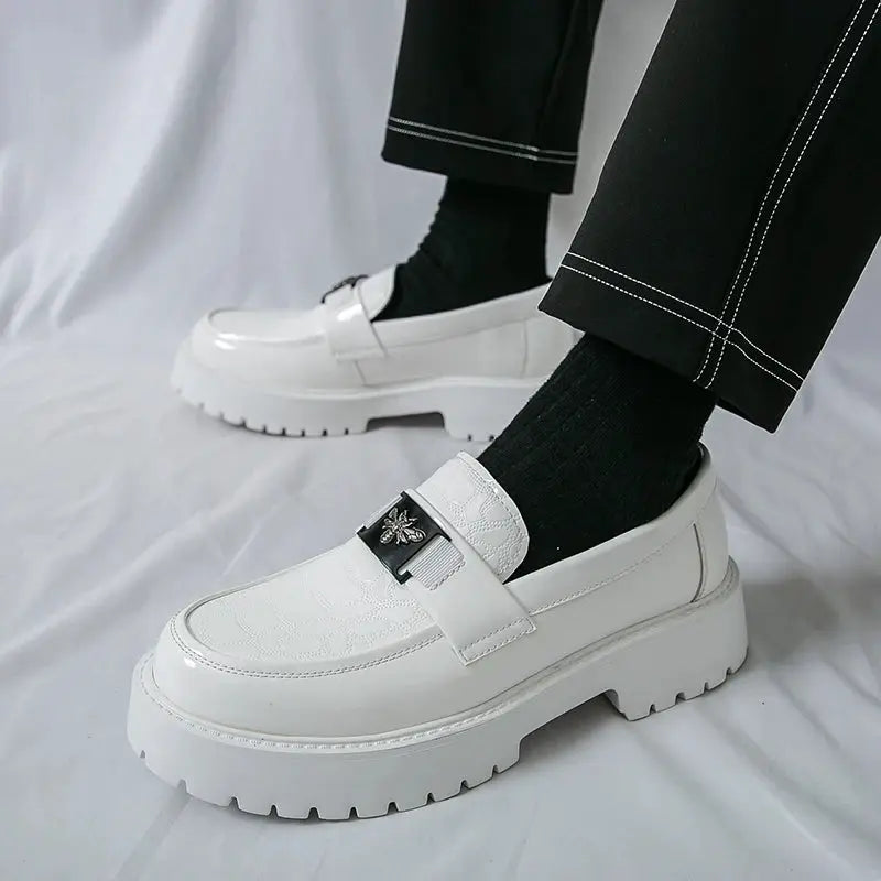 Pair of white bee-design leather loafers with thick platform sole, slip-on, Simples Market