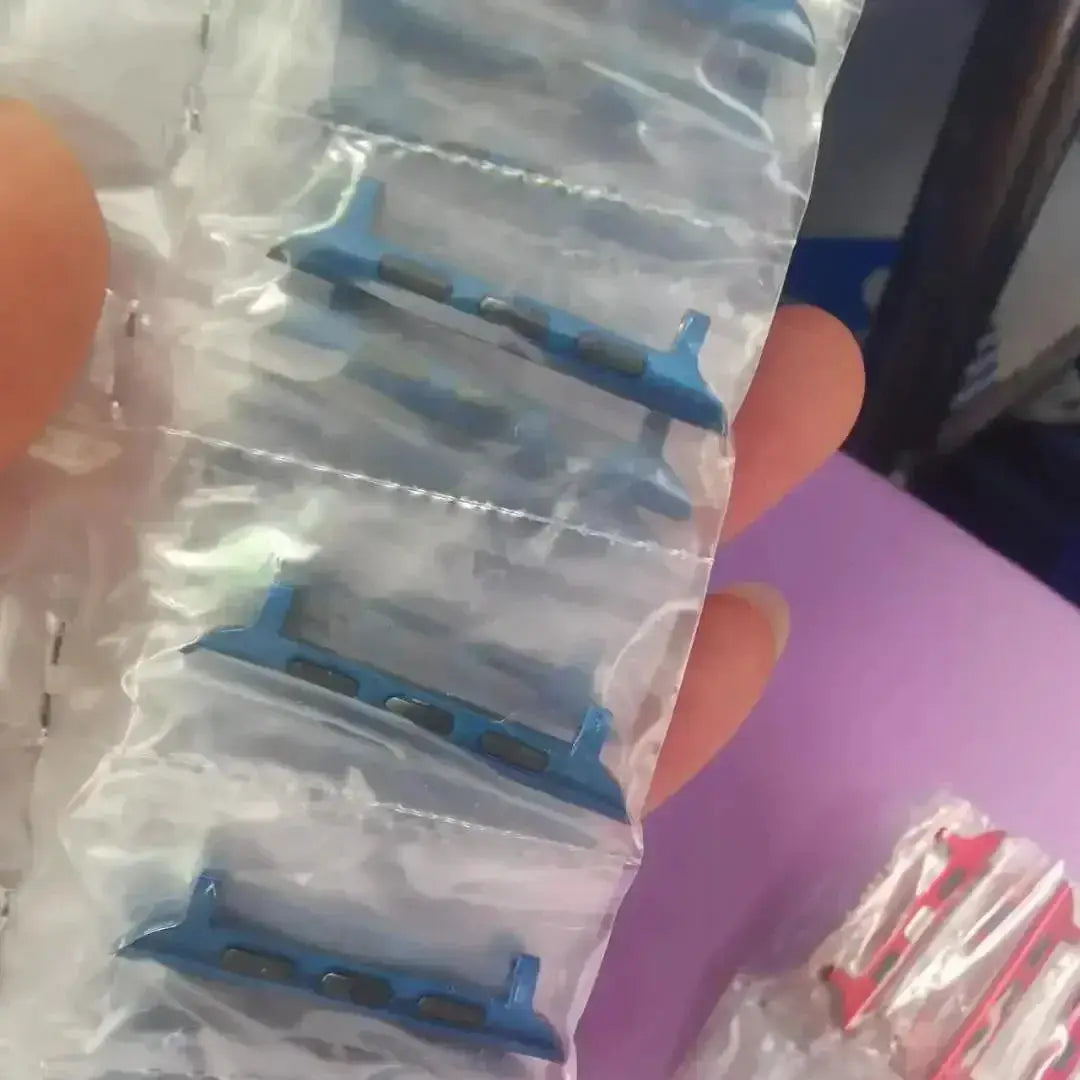 Apple Watch strap adapters by Simples Market, blue metal connectors for multiple sizes, sealed in plastic.