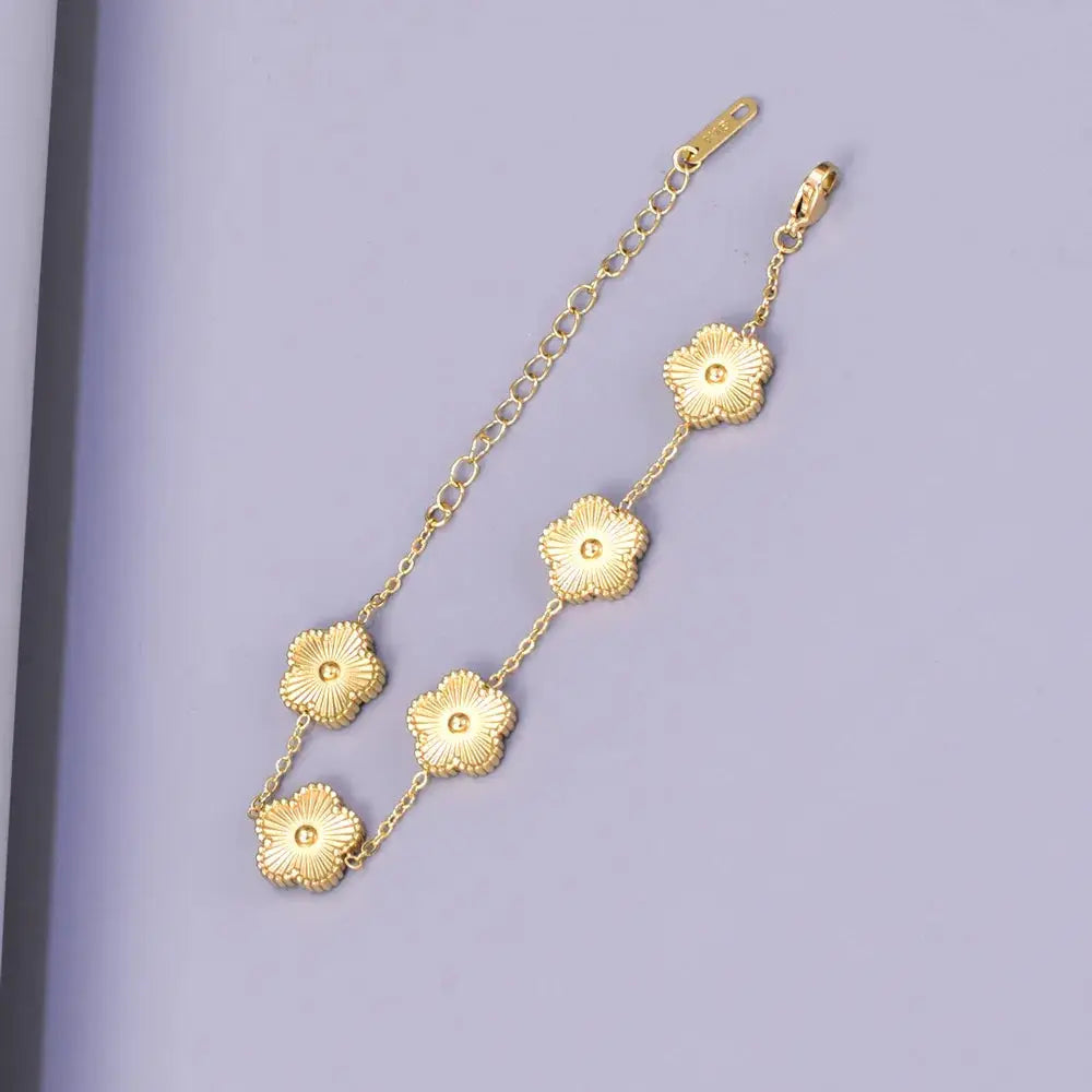 S15 stainless steel women's bracelet in gold-tone with five-petal flower charms, Simples Market