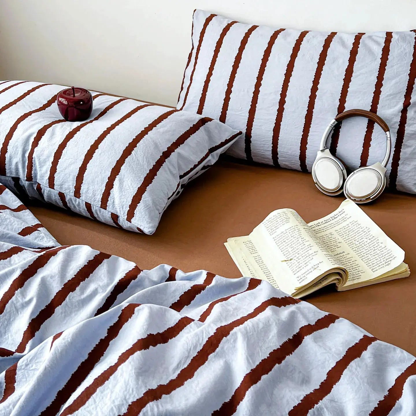 Simples Market 3-piece striped duvet cover set with 2 pillowcases; white fabric with brown stripes, washed cotton.