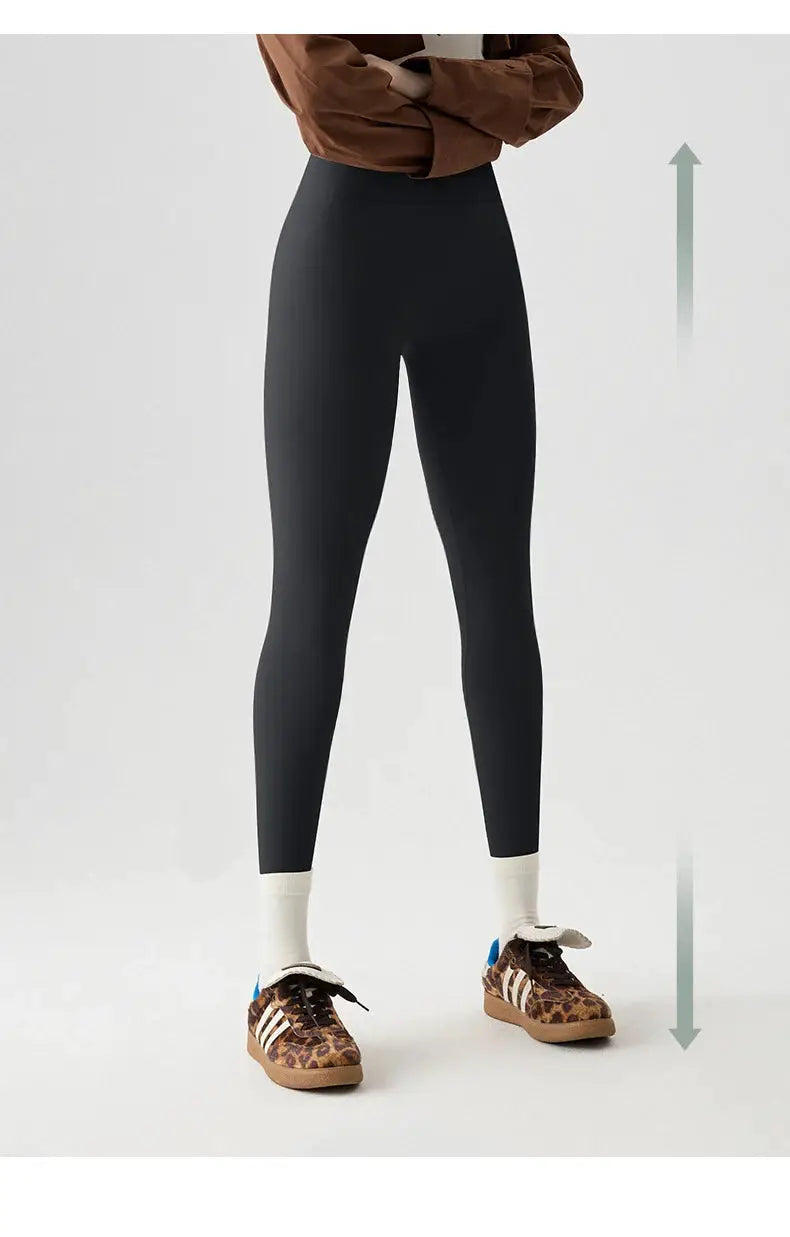 Women's black seamless leggings, high-waisted and tight-fitting for sports.