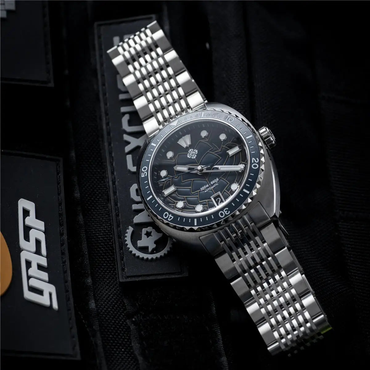IXDAO IPOSE 2026 automatic diving watch by Simples Market; blue Poseidon-pattern dial, stainless steel bracelet