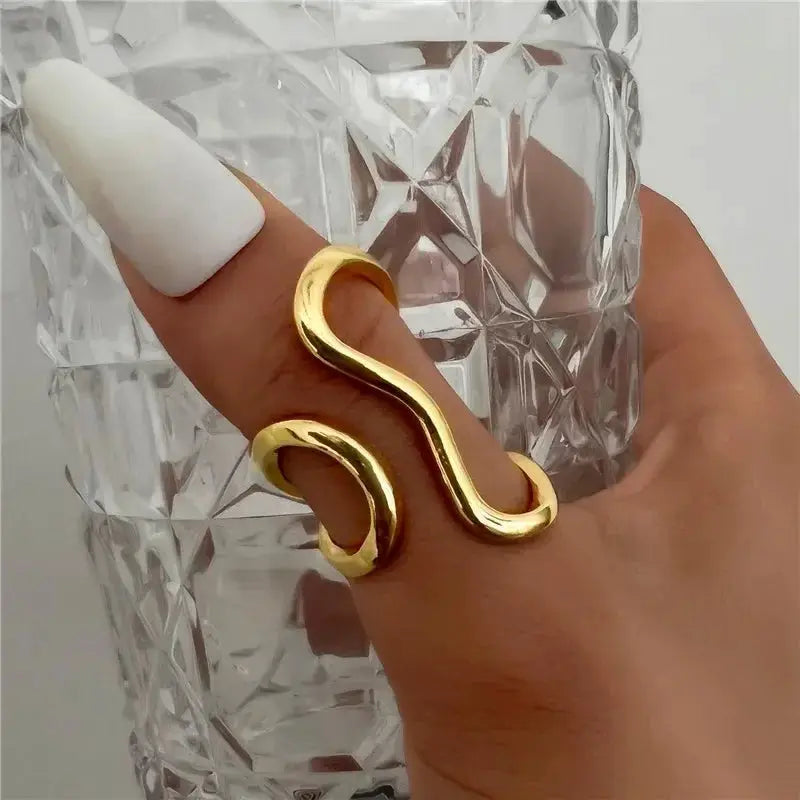 S-shaped gold-tone stainless steel ring for women and men by Simples Market