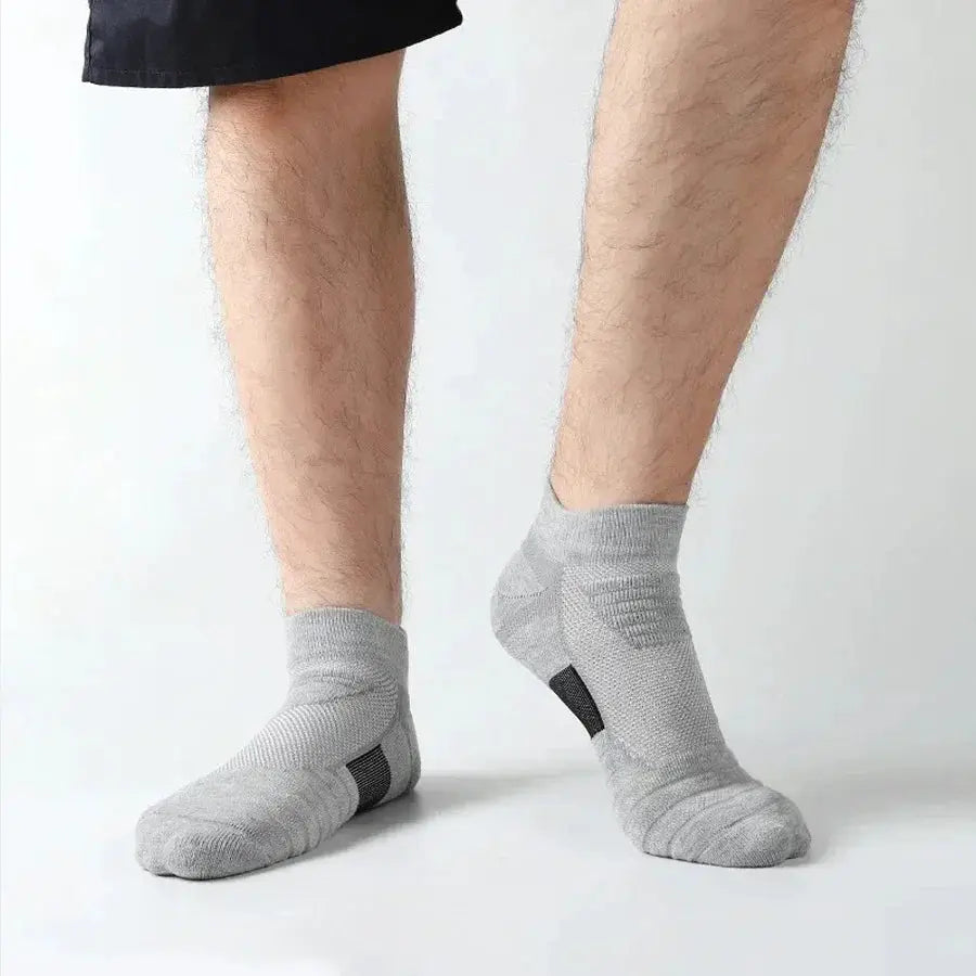Anti Slip Mens Football And Basketball Socks Breathable Deodorizing Sweat Wicking Size 39 To 45