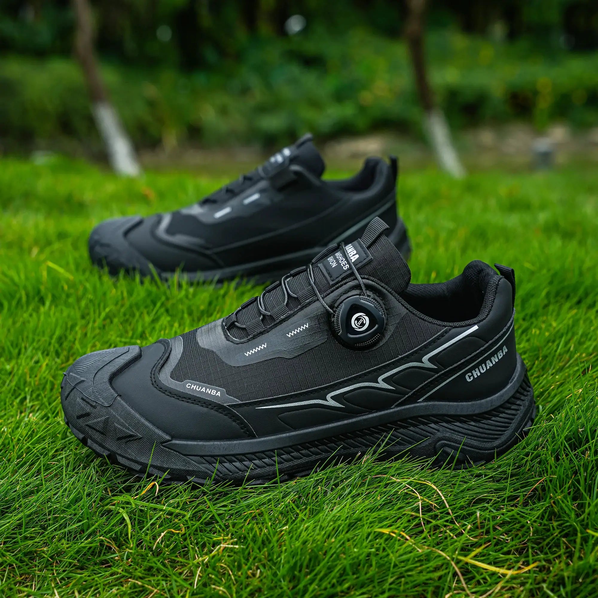Men's black CHUANBA athletic sneakers, low-top lace-up, lightweight breathable design on grass