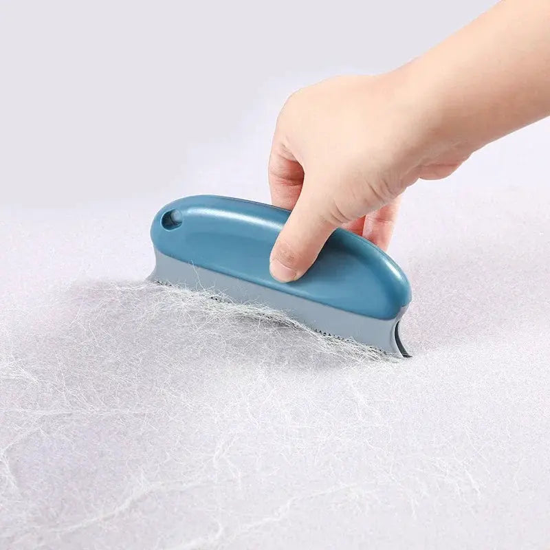 Lint remover brush by Simples Market in blue for sofa, fabric and pet hair removal.
