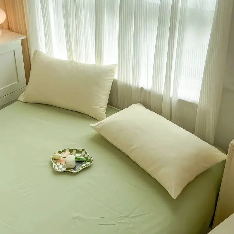 Simples Market 4-piece brush-fabric bedding set with solid light-green sheet and white pillowcases