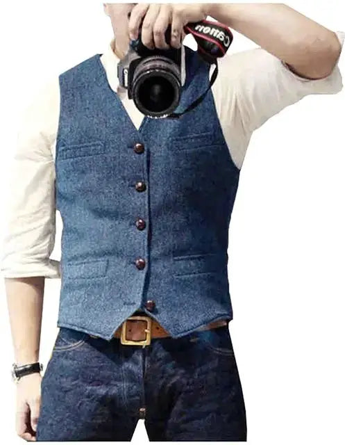 V-neck men's waistcoat by Simples Market in blue denim-like fabric, button-front, slim fit over white shirt.