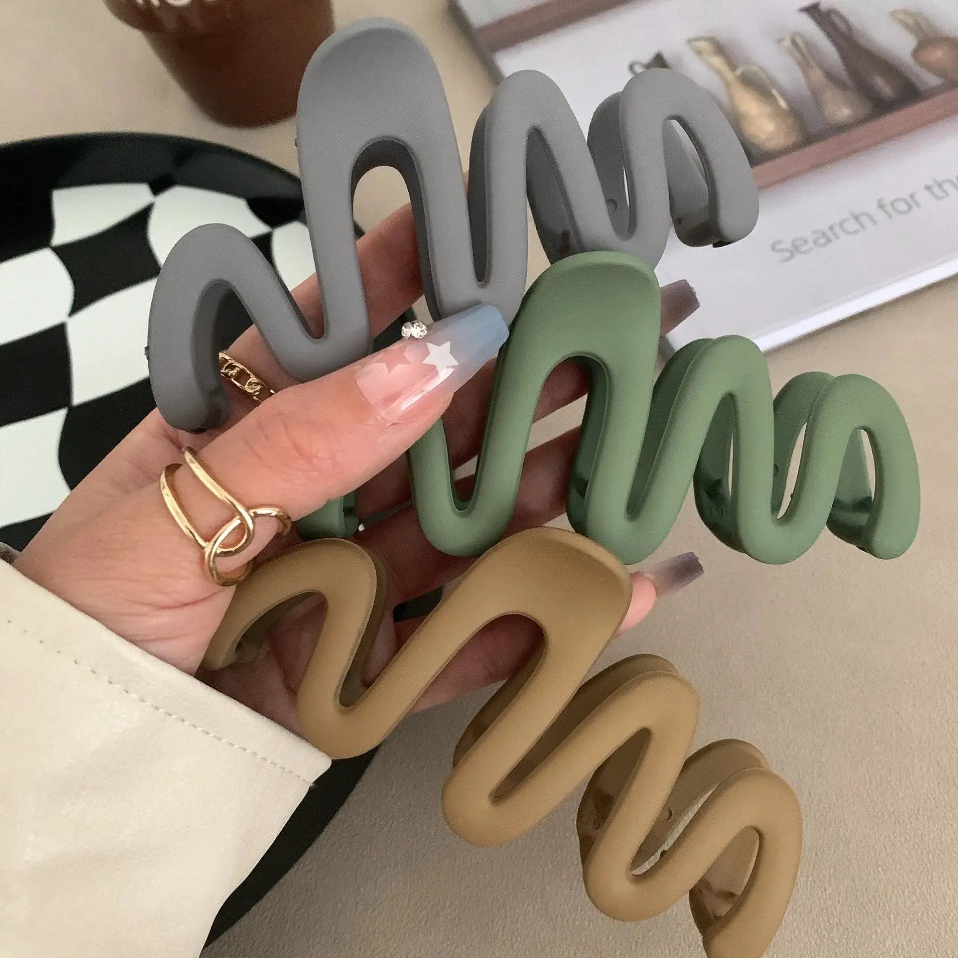Trendy Matte Curve Hair Claw Clip Large Shark Crab Clip For Women With Secure Hold For Back Of Head Styles