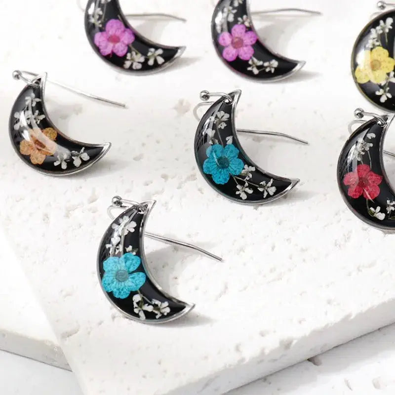 Moon crescent earrings with colorful pressed flowers in black epoxy resin from Simples Market