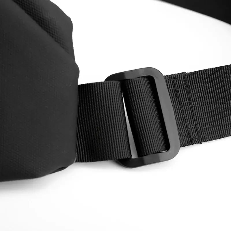Simples Market sling chest bag in black with adjustable nylon strap and plastic buckle