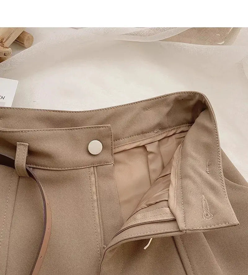 Casual women's beige high-waist A-line shorts with belt, Simples Market