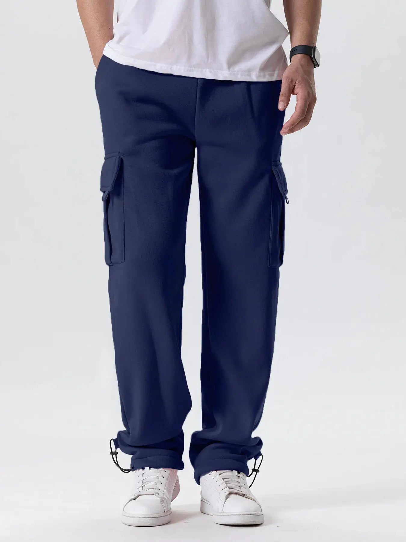Men's navy cargo joggers by Simples Market with multiple pockets and drawstring hems.