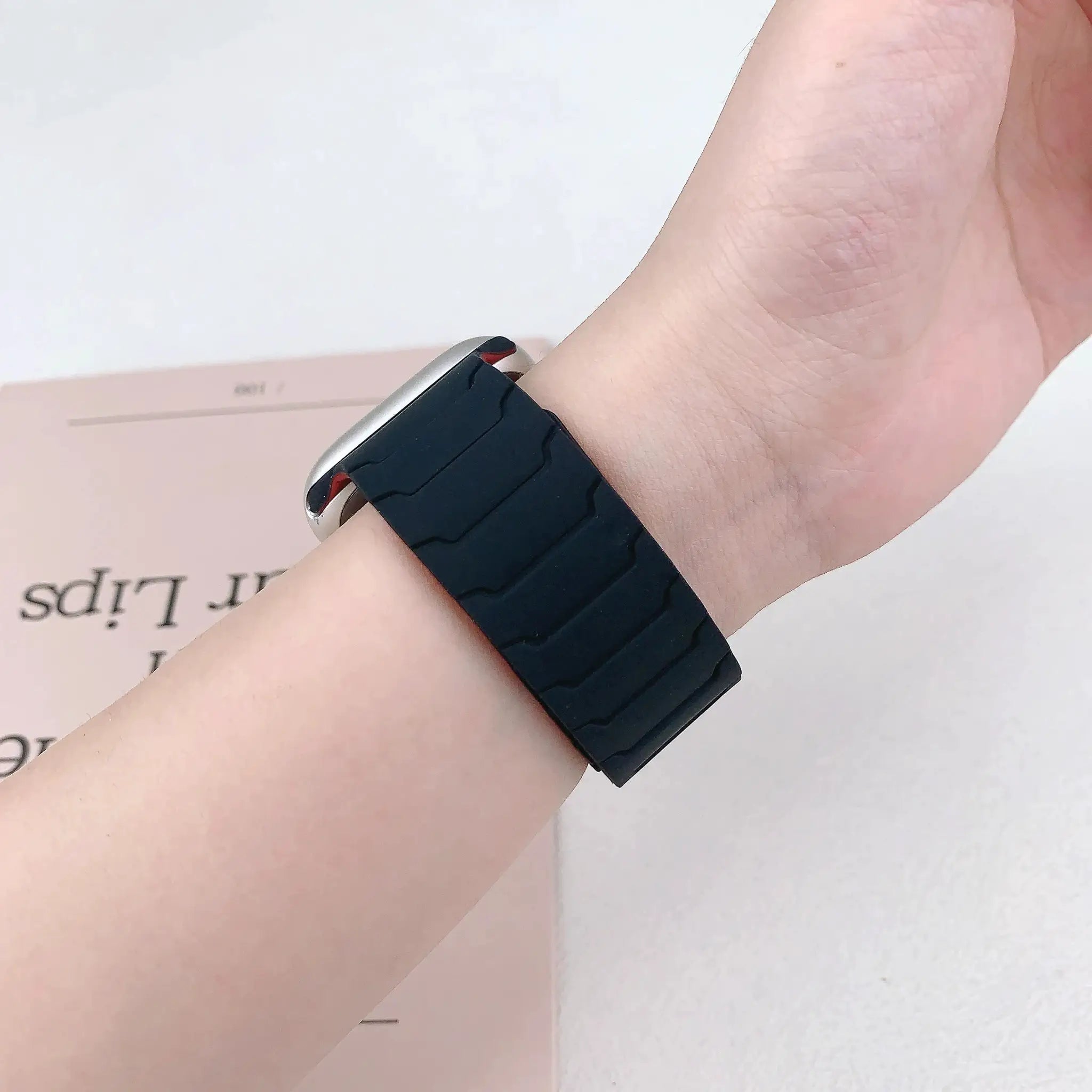 magnetic Strap For Apple Watch Band ultra 2 3 49mm 44mm 40mm 41mm 46mm 42mm 45mm 38 Silicone Bracelet IWatch Series 11 9 8 SE 10