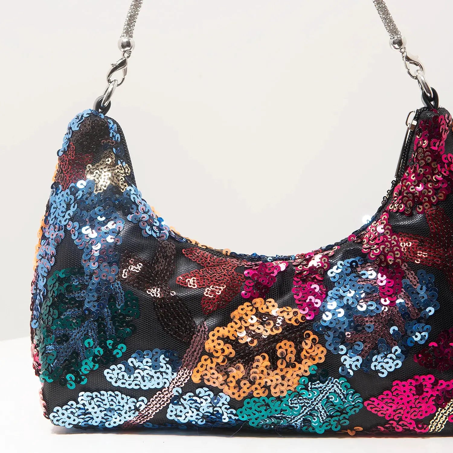 Shoulder bag with multicolor sequined floral pattern and silver chain strap by Simples Market