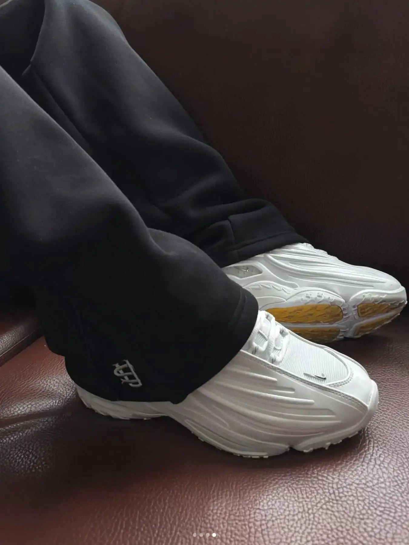 Simples Market New Y2K black jogger pants with leg zipper and embroidery logo.