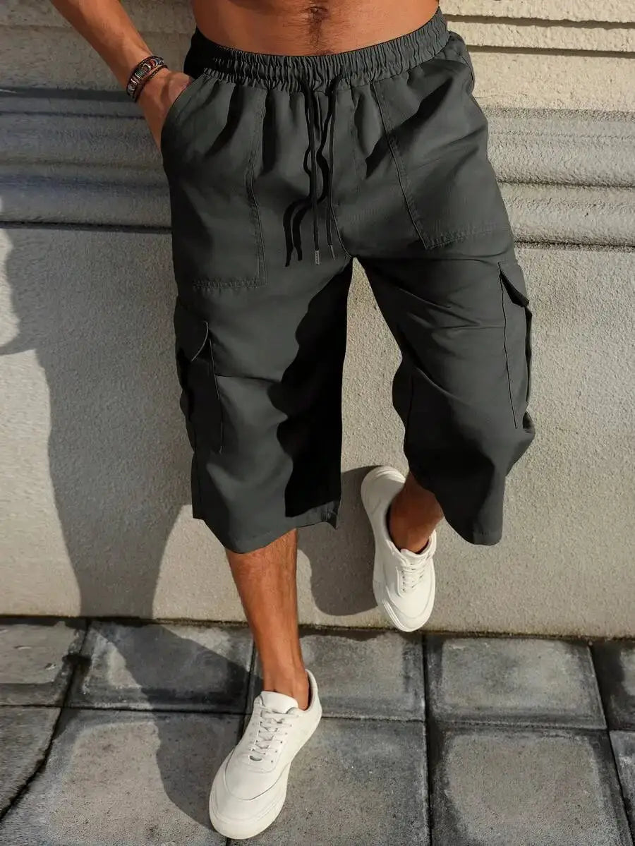 Manfinity Homme men's black cargo capri pants with drawstring waist and side pockets