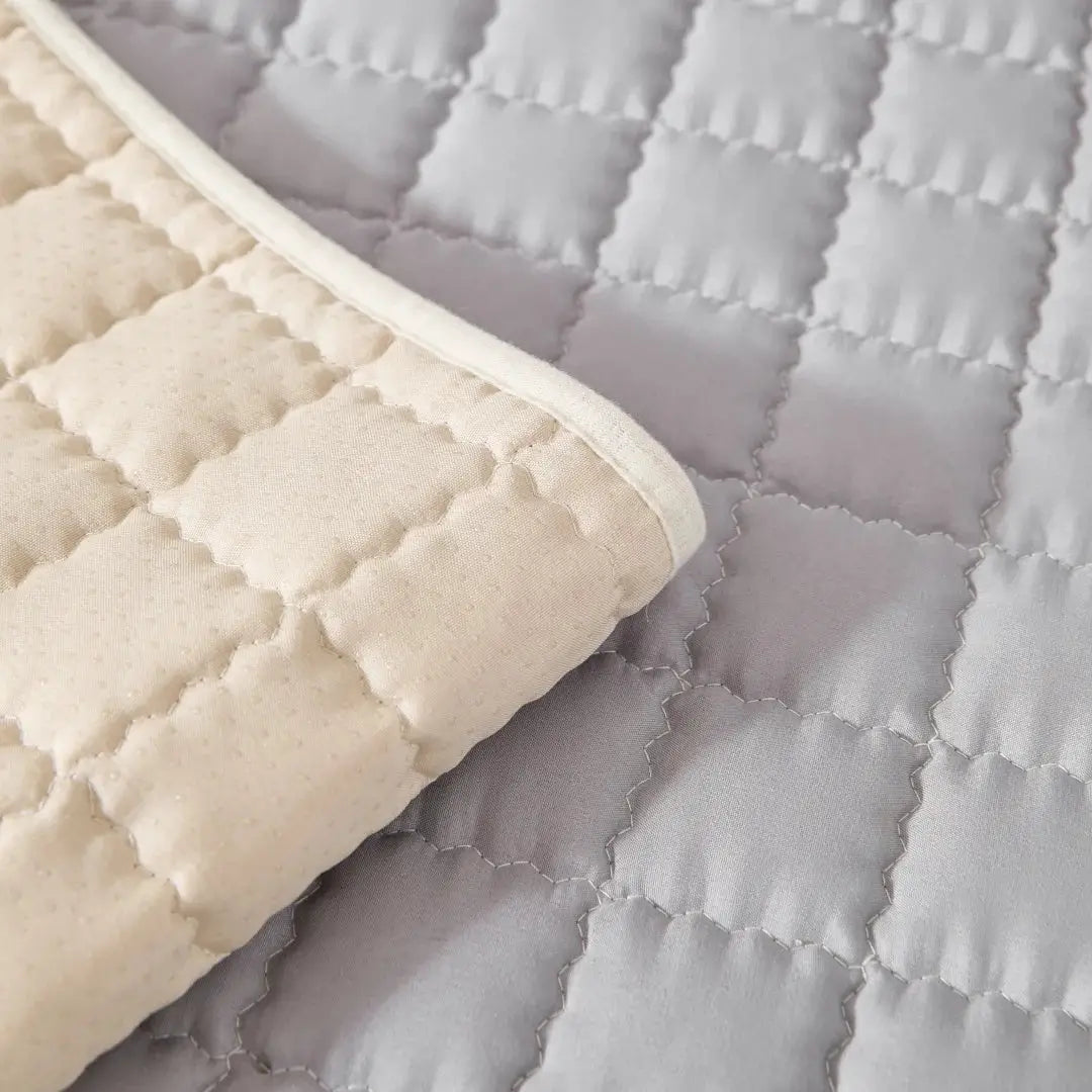 Sofa cover, beige quilted anti-slip protector from Simples Market