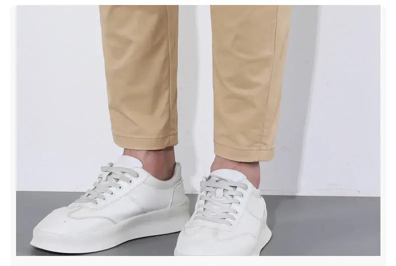 HIQOR men's beige cotton casual pants and white sneakers